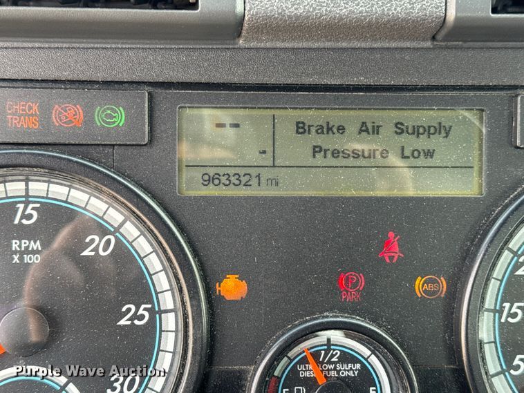 image for item YA2412 2017 Freightliner Cascadia 125 semi truck