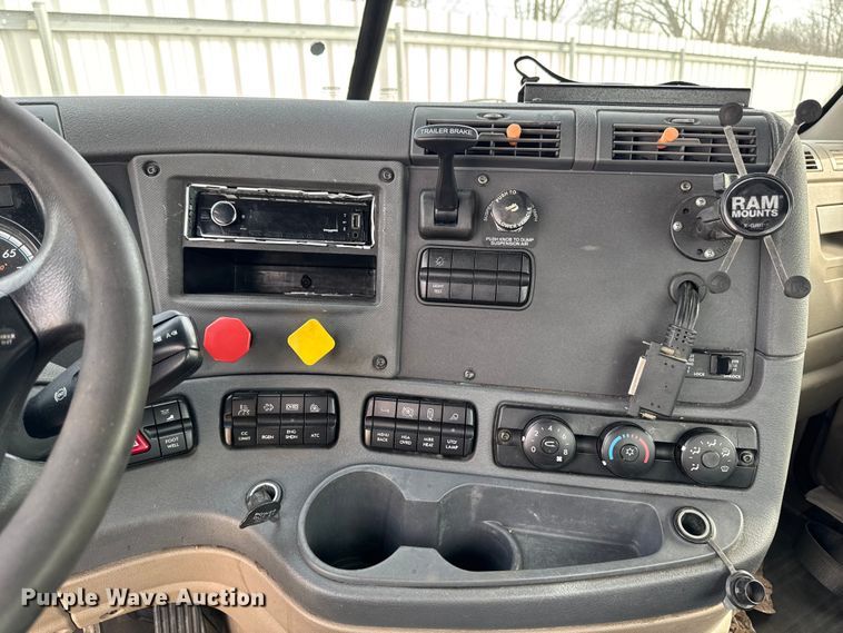 image for item YA2412 2017 Freightliner Cascadia 125 semi truck