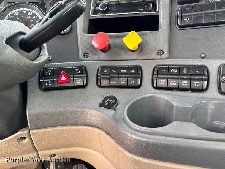 image for item YA2412 2017 Freightliner Cascadia 125 semi truck