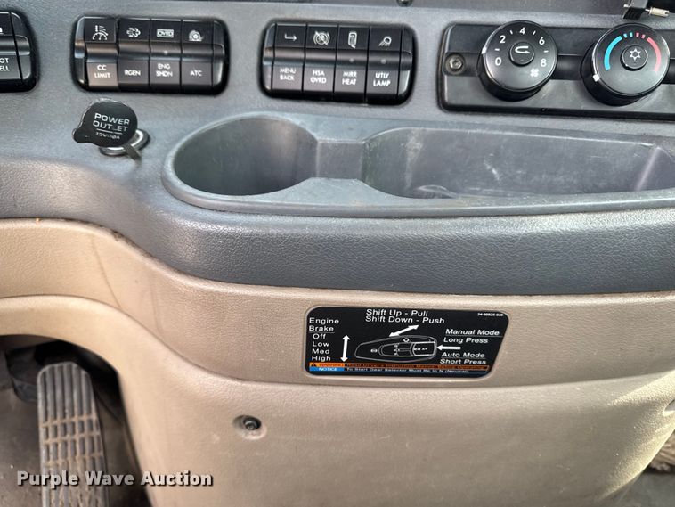 image for item YA2412 2017 Freightliner Cascadia 125 semi truck