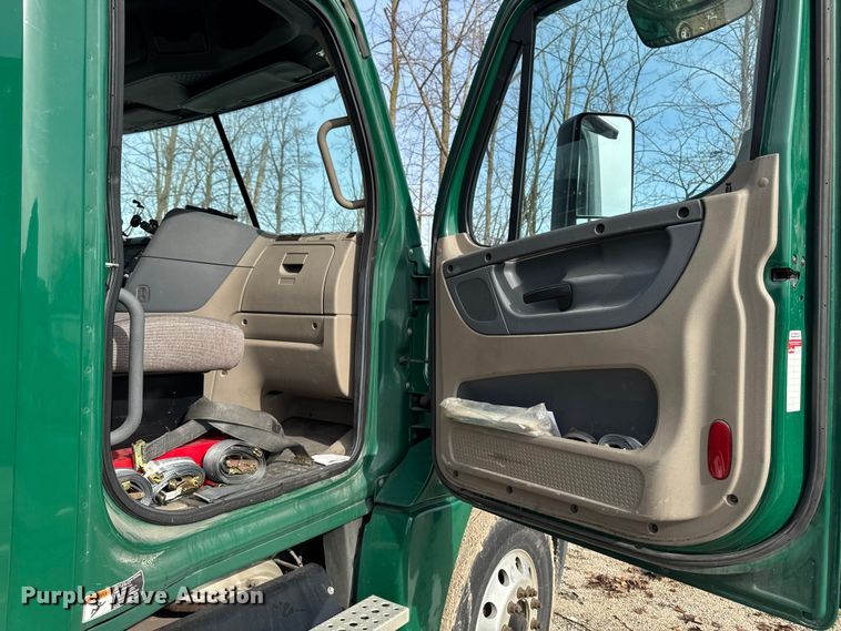 image for item YA2412 2017 Freightliner Cascadia 125 semi truck