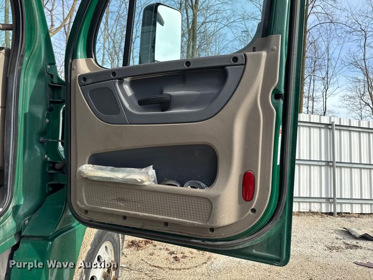 image for item YA2412 2017 Freightliner Cascadia 125 semi truck