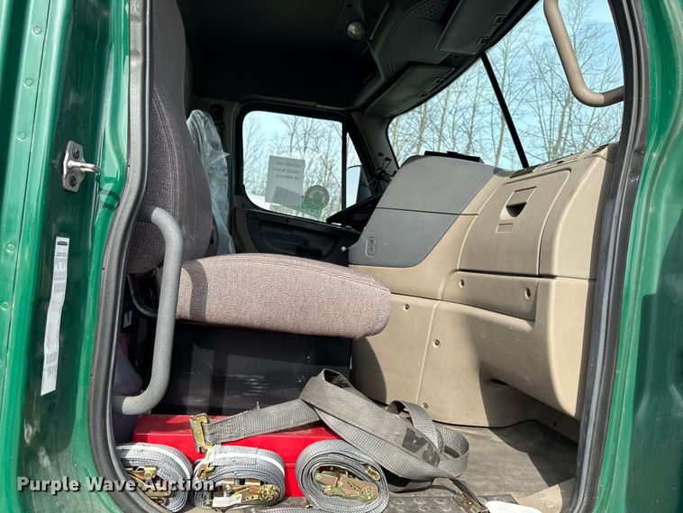 image for item YA2412 2017 Freightliner Cascadia 125 semi truck