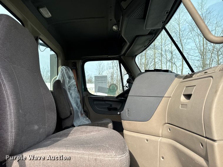 image for item YA2412 2017 Freightliner Cascadia 125 semi truck