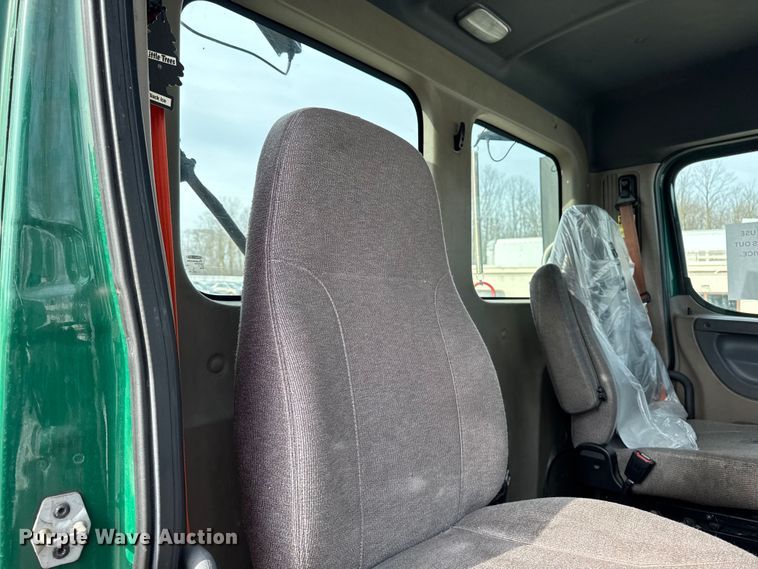 image for item YA2412 2017 Freightliner Cascadia 125 semi truck