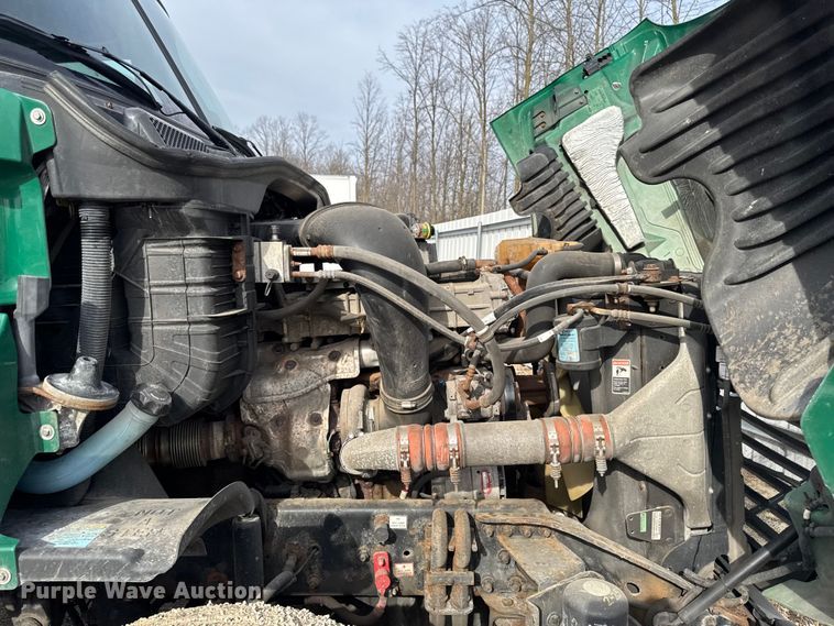 image for item YA2412 2017 Freightliner Cascadia 125 semi truck