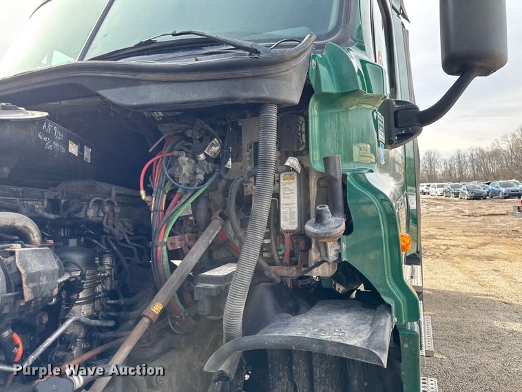 image for item YA2412 2017 Freightliner Cascadia 125 semi truck