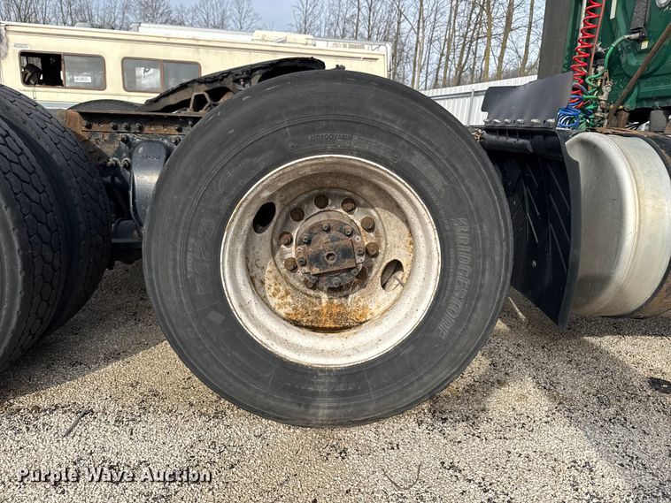 image for item YA2412 2017 Freightliner Cascadia 125 semi truck