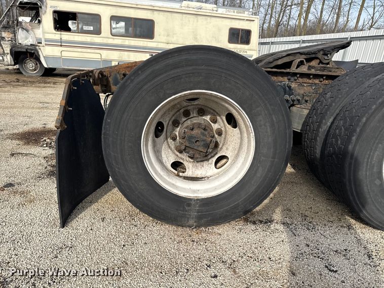 image for item YA2412 2017 Freightliner Cascadia 125 semi truck