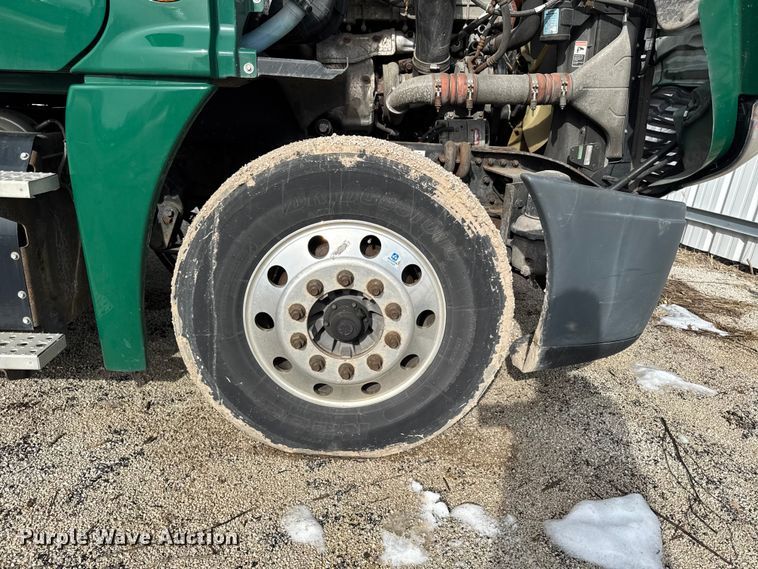 image for item YA2412 2017 Freightliner Cascadia 125 semi truck