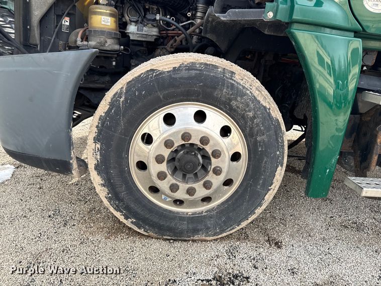 image for item YA2412 2017 Freightliner Cascadia 125 semi truck