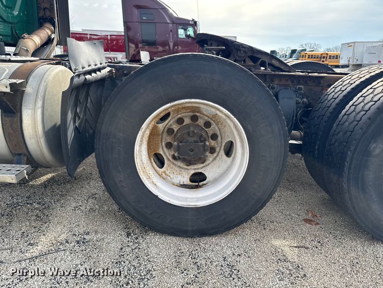 image for item YA2412 2017 Freightliner Cascadia 125 semi truck