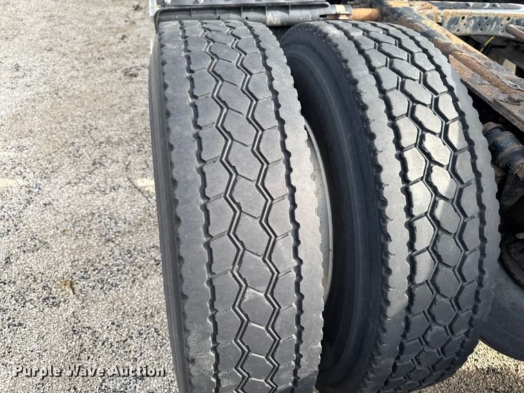 image for item YA2412 2017 Freightliner Cascadia 125 semi truck