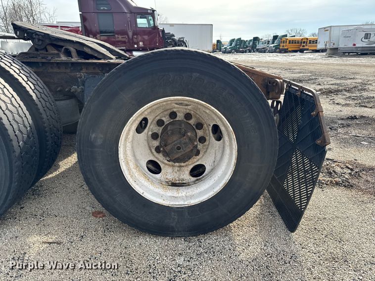 image for item YA2412 2017 Freightliner Cascadia 125 semi truck