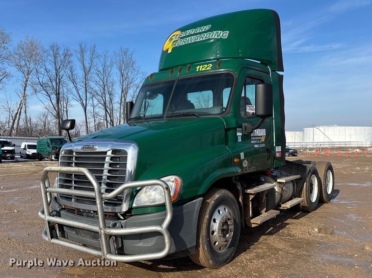 image for item YA2413 2017 Freightliner Cascadia 125 semi truck