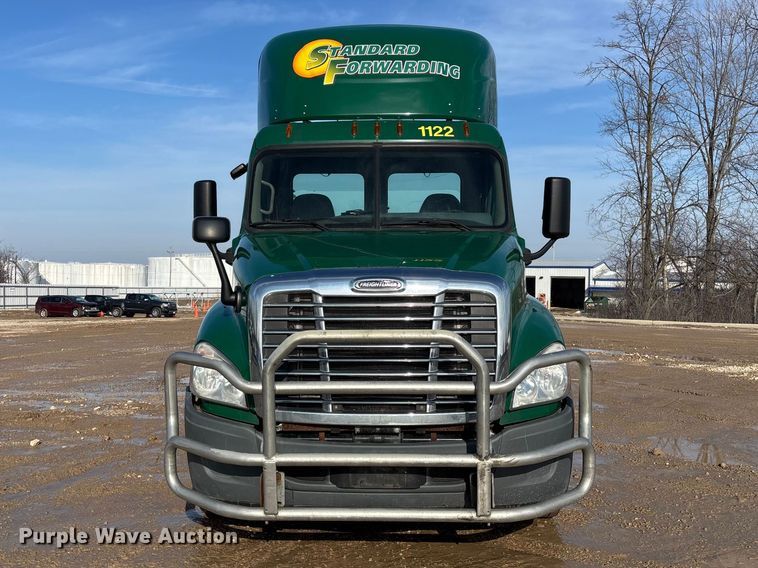 image for item YA2413 2017 Freightliner Cascadia 125 semi truck