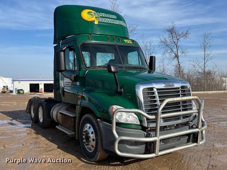 image for item YA2413 2017 Freightliner Cascadia 125 semi truck