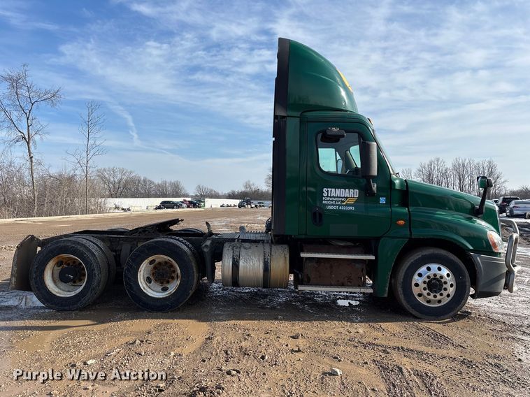 image for item YA2413 2017 Freightliner Cascadia 125 semi truck