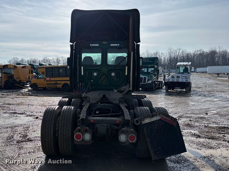 image for item YA2413 2017 Freightliner Cascadia 125 semi truck