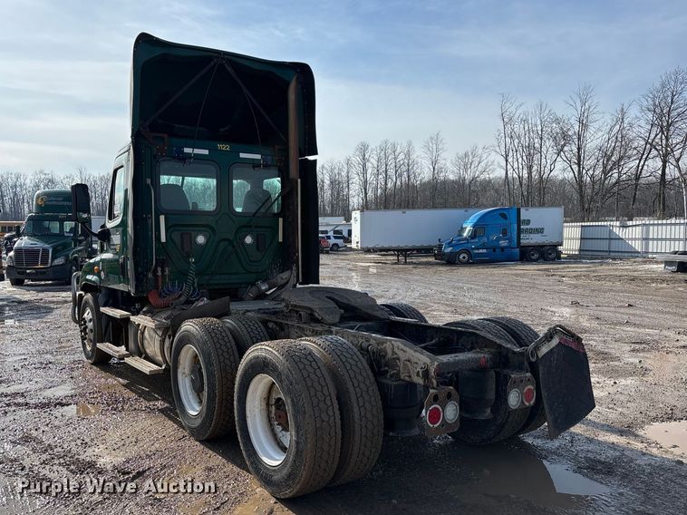 image for item YA2413 2017 Freightliner Cascadia 125 semi truck