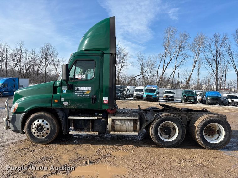 image for item YA2413 2017 Freightliner Cascadia 125 semi truck