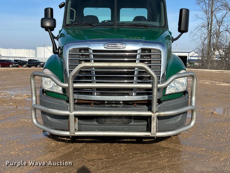 image for item YA2413 2017 Freightliner Cascadia 125 semi truck