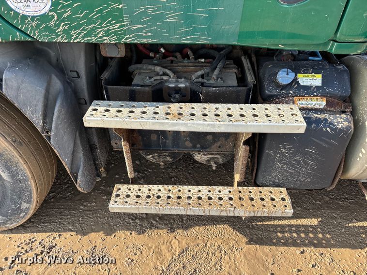 image for item YA2413 2017 Freightliner Cascadia 125 semi truck