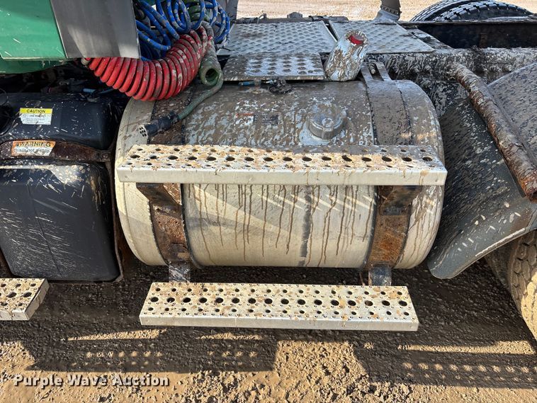 image for item YA2413 2017 Freightliner Cascadia 125 semi truck