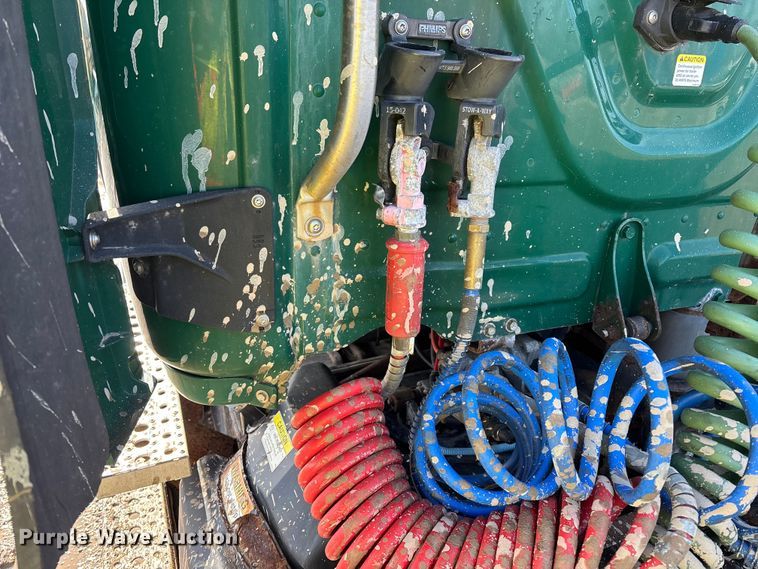 image for item YA2413 2017 Freightliner Cascadia 125 semi truck