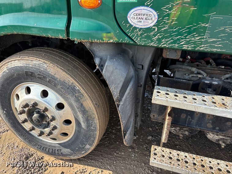 image for item YA2413 2017 Freightliner Cascadia 125 semi truck