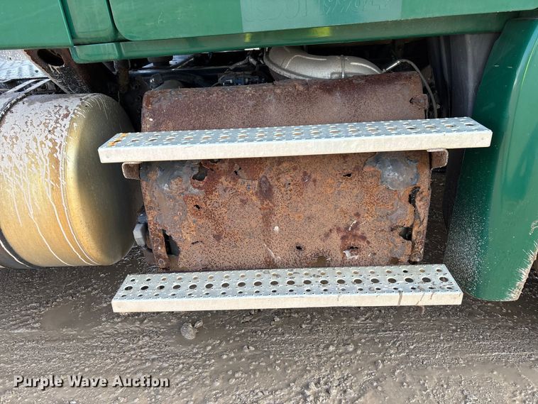 image for item YA2413 2017 Freightliner Cascadia 125 semi truck