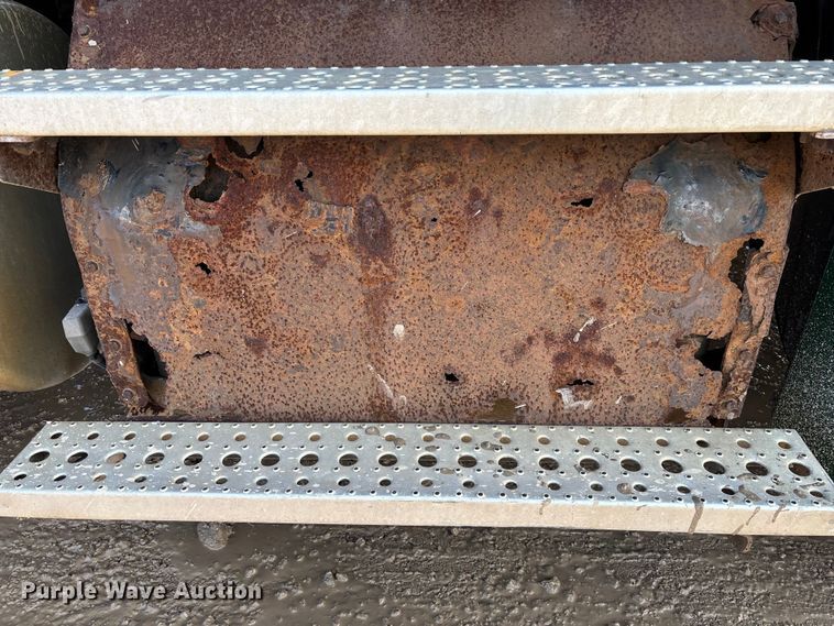 image for item YA2413 2017 Freightliner Cascadia 125 semi truck