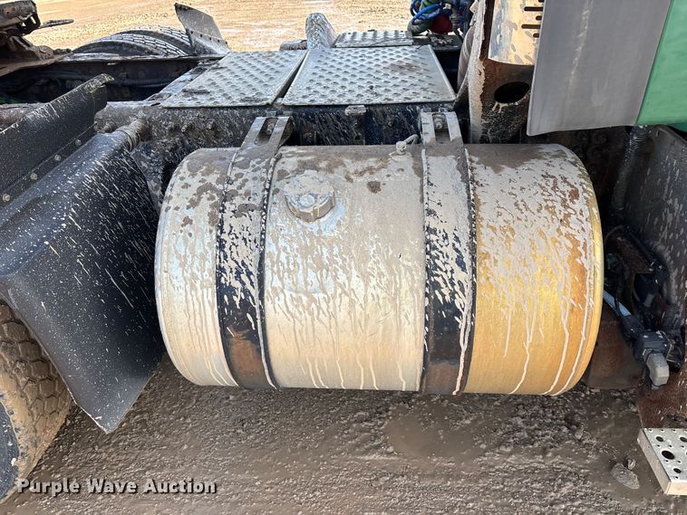 image for item YA2413 2017 Freightliner Cascadia 125 semi truck