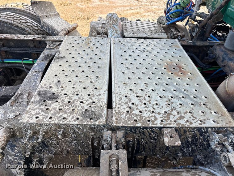 image for item YA2413 2017 Freightliner Cascadia 125 semi truck