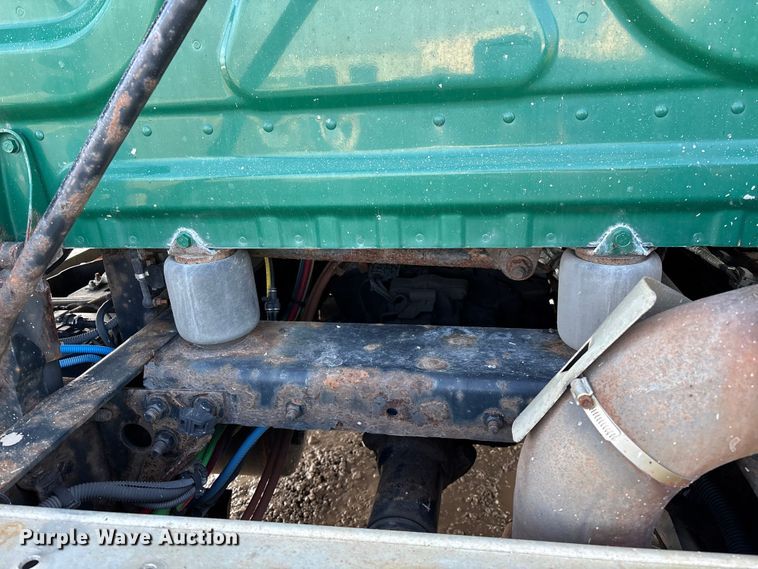 image for item YA2413 2017 Freightliner Cascadia 125 semi truck