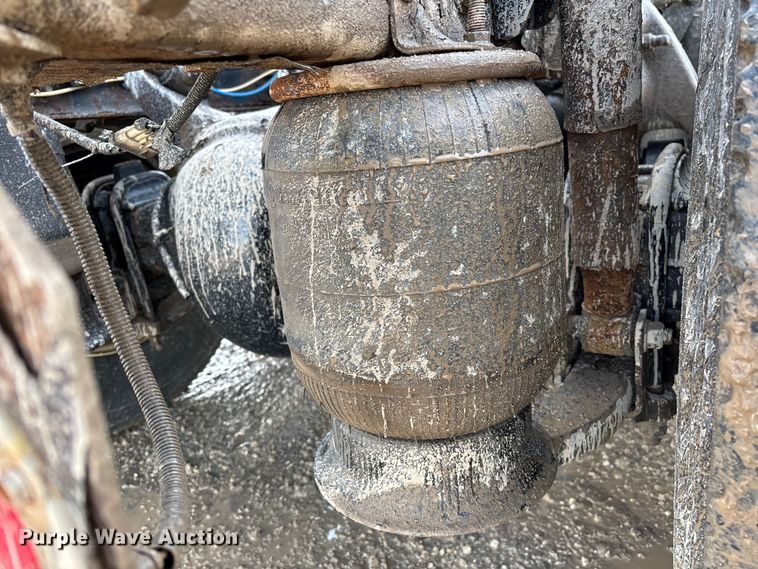 image for item YA2413 2017 Freightliner Cascadia 125 semi truck