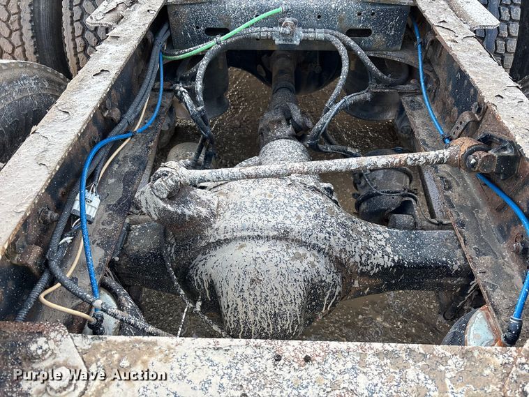 image for item YA2413 2017 Freightliner Cascadia 125 semi truck