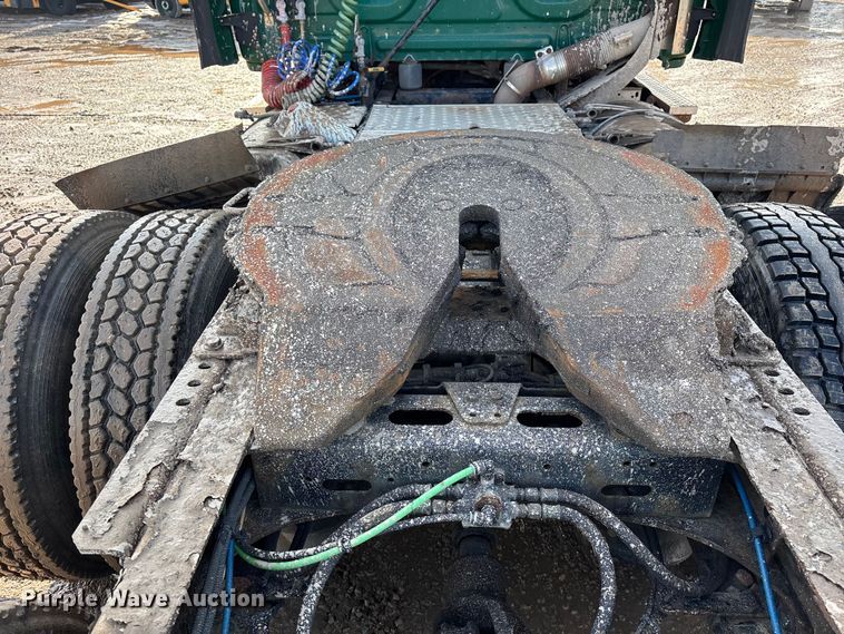 image for item YA2413 2017 Freightliner Cascadia 125 semi truck