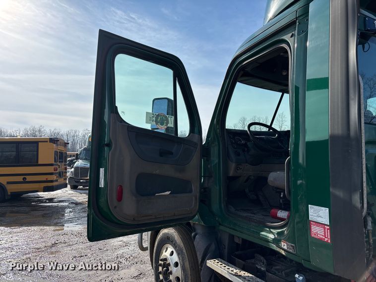 image for item YA2413 2017 Freightliner Cascadia 125 semi truck