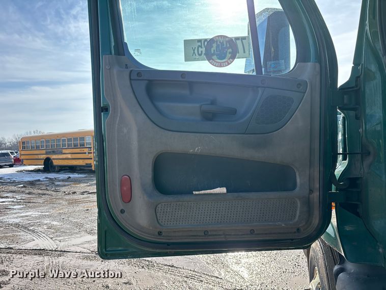 image for item YA2413 2017 Freightliner Cascadia 125 semi truck