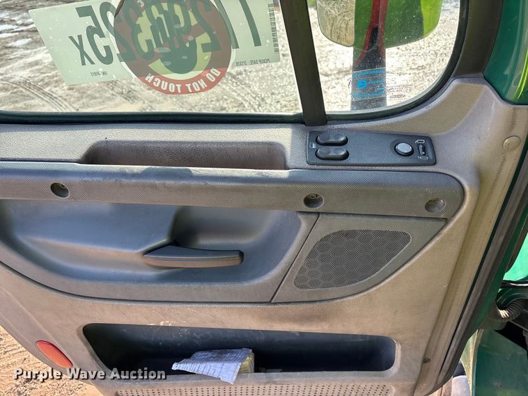 image for item YA2413 2017 Freightliner Cascadia 125 semi truck