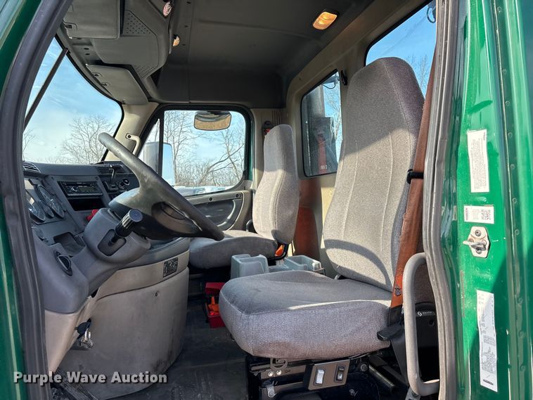 image for item YA2413 2017 Freightliner Cascadia 125 semi truck