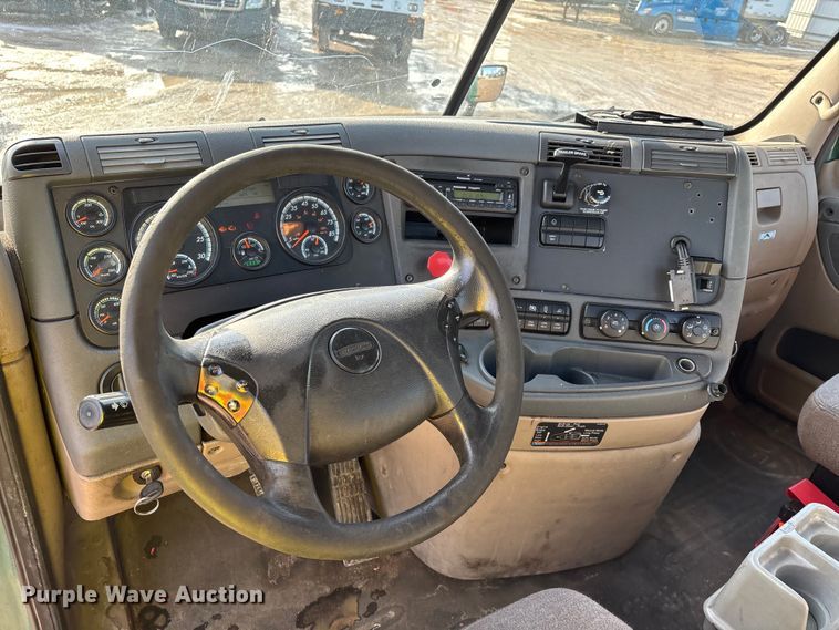 image for item YA2413 2017 Freightliner Cascadia 125 semi truck