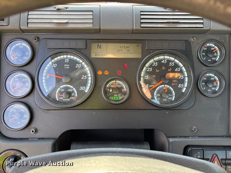 image for item YA2413 2017 Freightliner Cascadia 125 semi truck