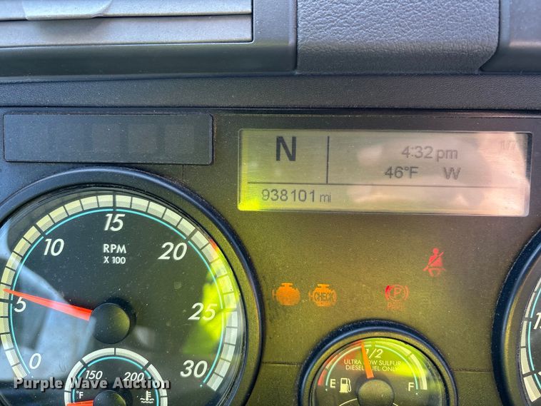 image for item YA2413 2017 Freightliner Cascadia 125 semi truck