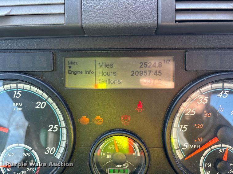 image for item YA2413 2017 Freightliner Cascadia 125 semi truck