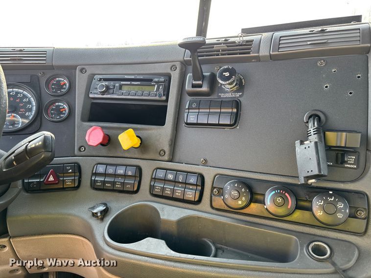 image for item YA2413 2017 Freightliner Cascadia 125 semi truck