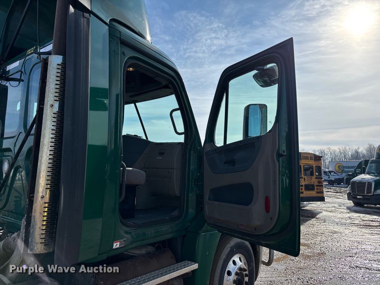 image for item YA2413 2017 Freightliner Cascadia 125 semi truck