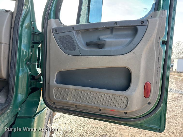 image for item YA2413 2017 Freightliner Cascadia 125 semi truck