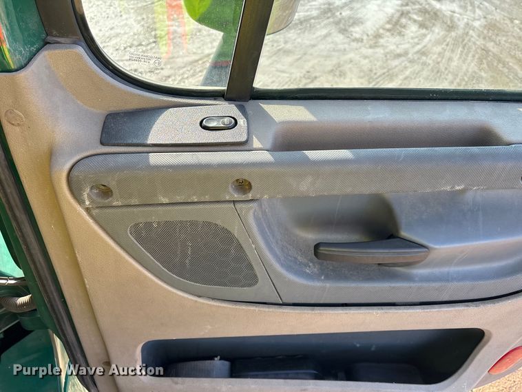 image for item YA2413 2017 Freightliner Cascadia 125 semi truck